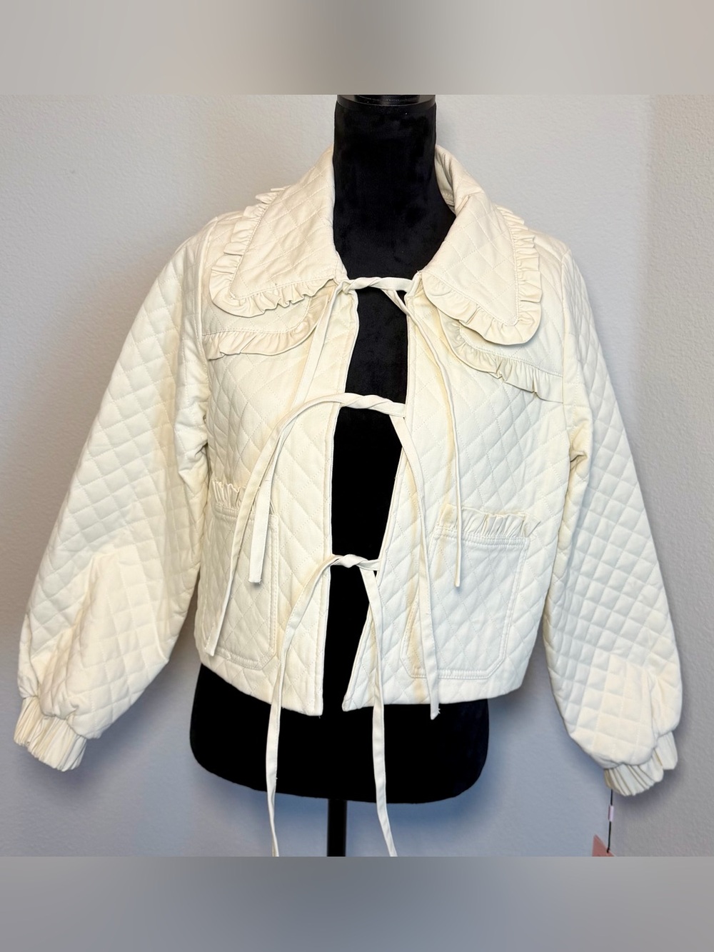 NWT Avec Les Filles Cream Quilted Ruffle-Trim Tie-Front Bomber Jacket Size Med - Picture 2 of 13
